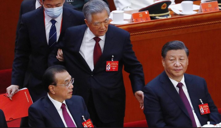 Hu Hintao attempts to speak with Xi Jinping but is escorted away by security
